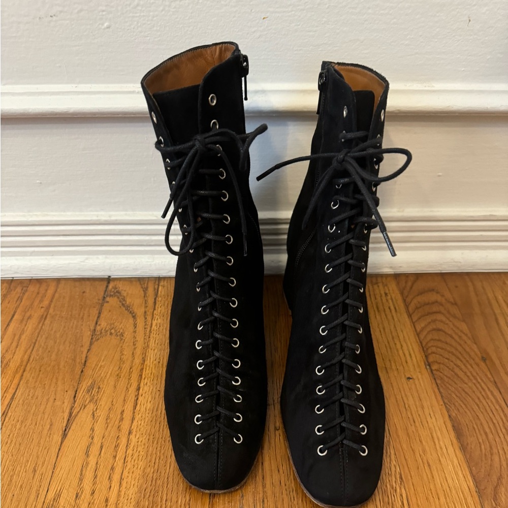 By Far suede lace up boots.
Good condition
Size 40